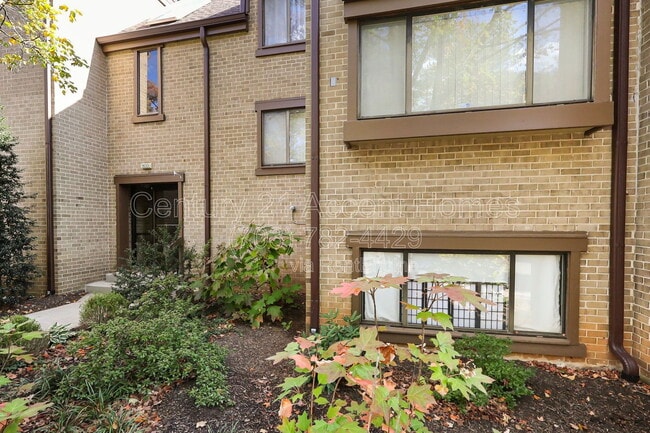 Building Photo - 1633 Parkcrest Cir