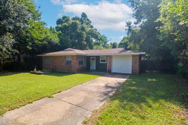 Foto del edificio - Updated West Pensacola 3BR Home with Luxury Plank Flooring, Modern Kitchen, 1-Car Garage & Large ...