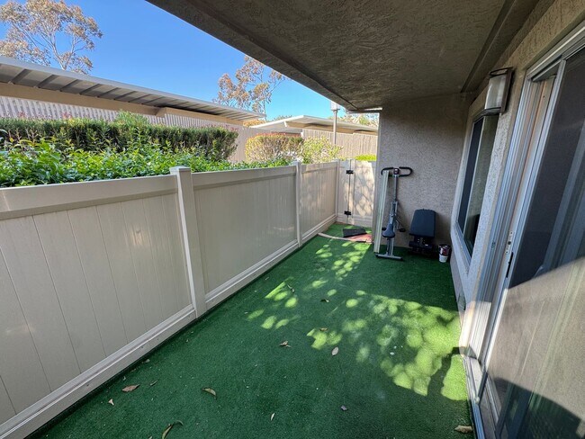 Building Photo - 2Bed - 2Bath ground level