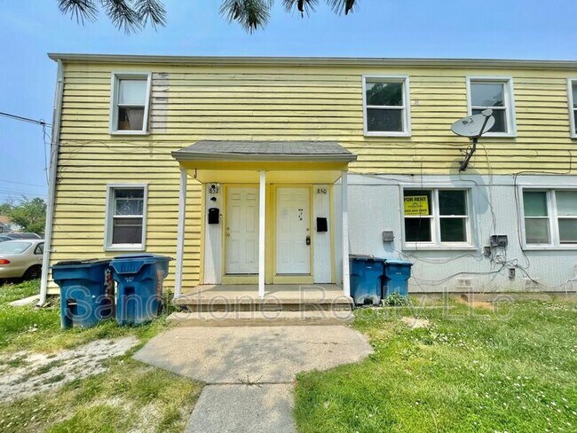 Building Photo - 846-852 S Central Dr