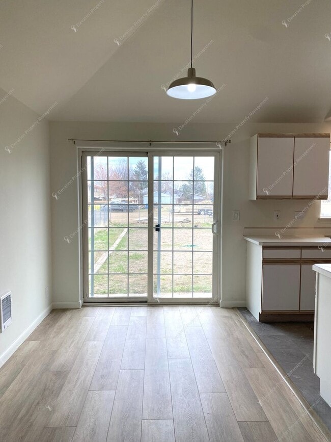 Building Photo - Bright Redmond Duplex — Steps from Umatilla Sports Complex, Garage & Fenced Yard