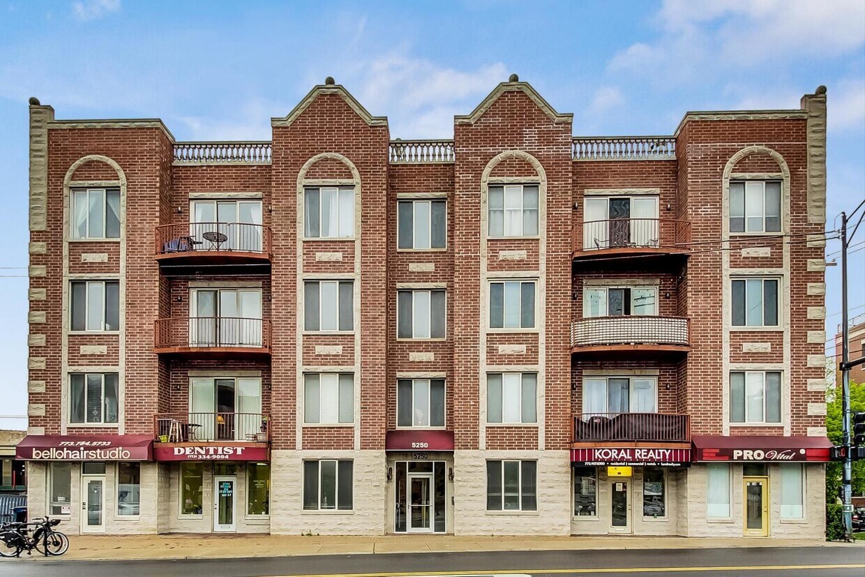 Foto principal - 5250 N Lincoln Ave