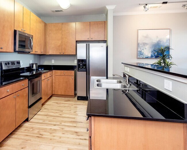 Foto del edificio - 4 Bedroom Condo In the UT Campus Area