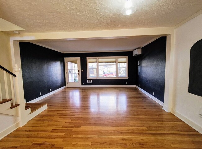 Building Photo - Summer Special-$300 Off-Beautiful Three St...