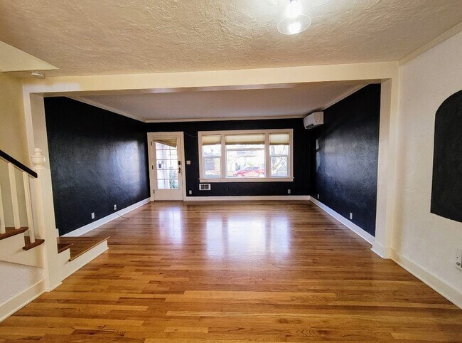Foto del edificio - Summer Special-$300 Off-Beautiful Three St...