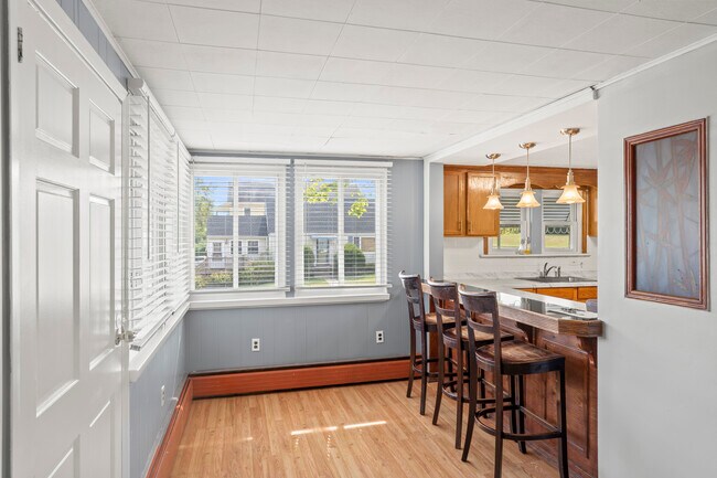 Foto del edificio - 518 Quaker Ln S