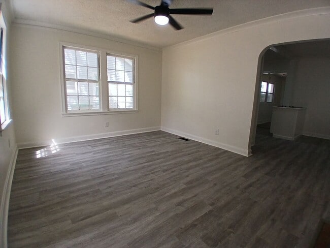 Foto del edificio - Renovated 4 bedroom 2 bath home - Open To ...