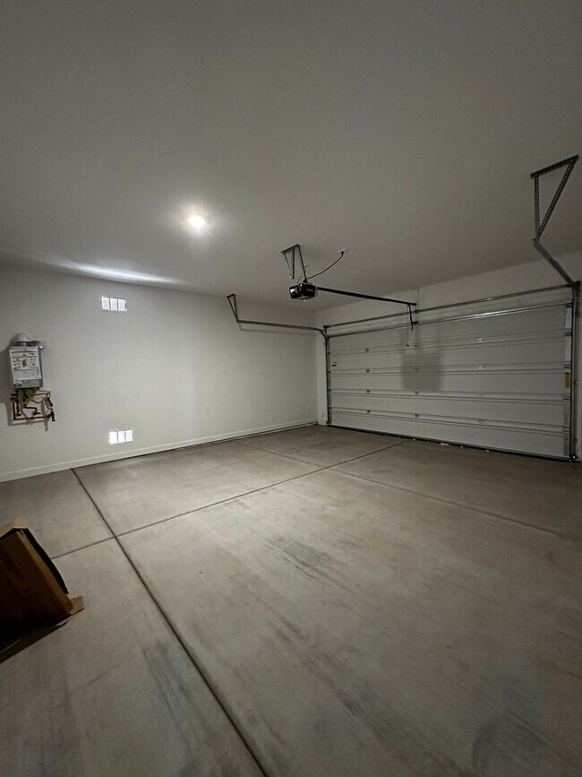 Foto del edificio - LIKE NEW SINGLE LEVEL 4 BEDROOM HOME IN PEORIA