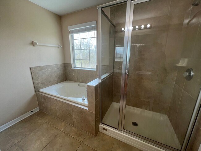 Foto del edificio - Immaculate 3 bedrooms 2 1/2 bathrooms home in the gated community of Riverview available February