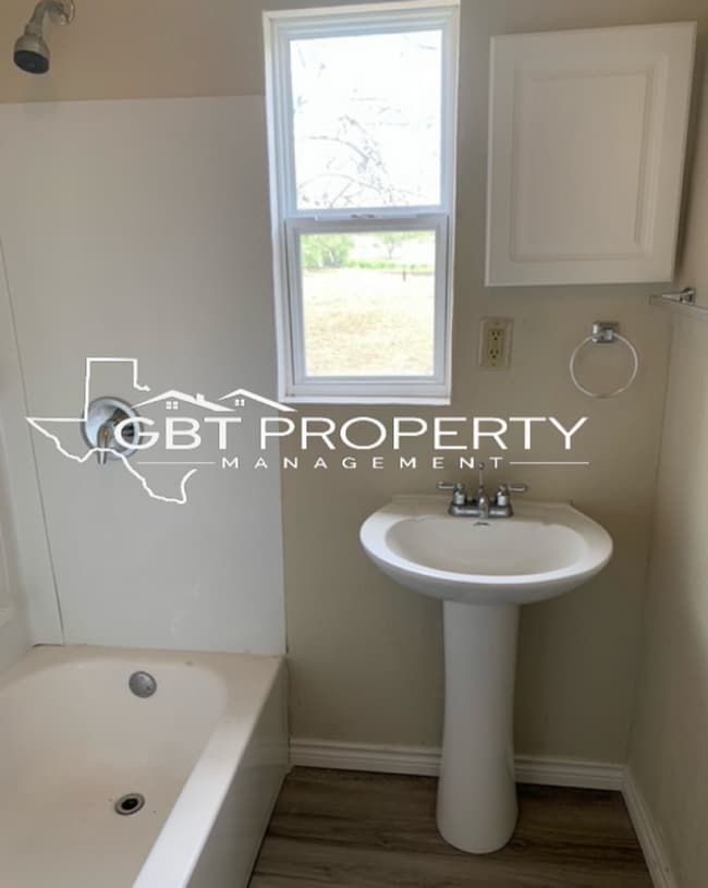 Building Photo - Single Family Home, Newly Renovated!