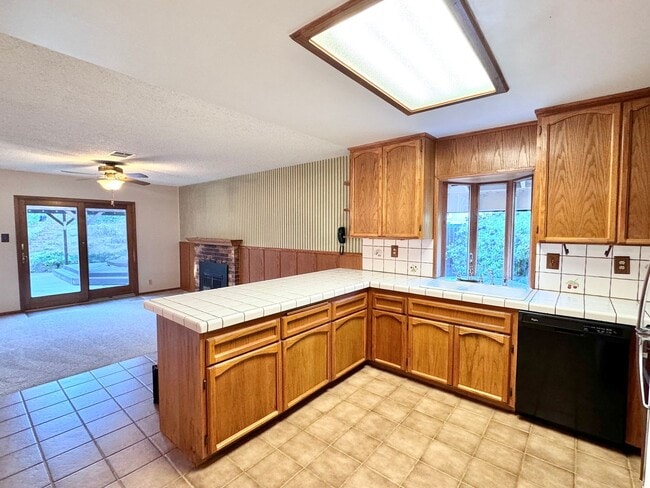 Building Photo - Super Cute Ranch Style 3 Bedroom 2 Bath in...