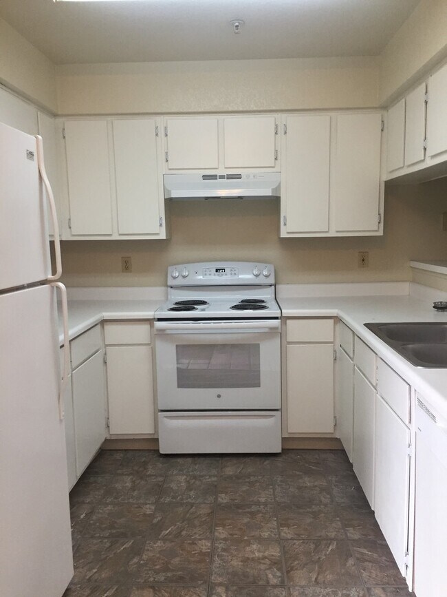 Building Photo - Gorgeous 3Bdrm 2 bath apartment