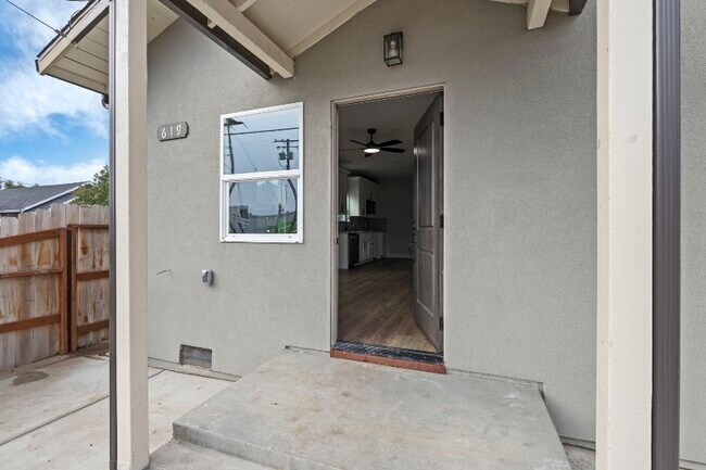 Foto del edificio - 619 S Sacramento St