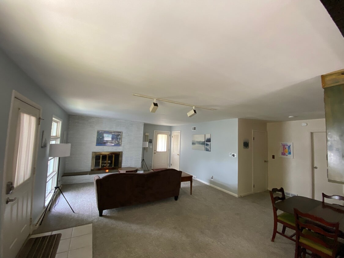 Primary Photo - 1694 E River Rd