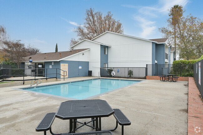 Piscina - Mission Bay Apartments