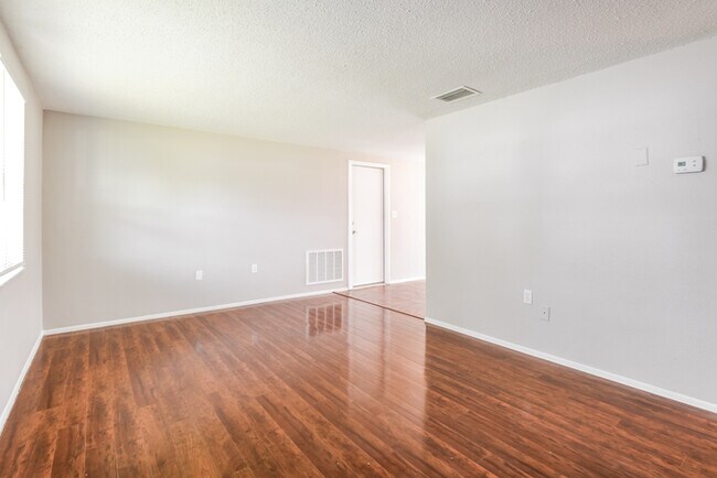 Building Photo - Sweet 2BR 1BA home  to lease now!