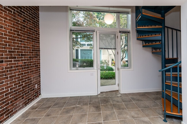 Building Photo - 36 Moore St