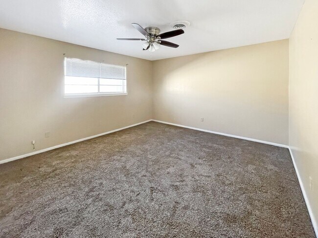 Building Photo - 614 E Sunset Dr
