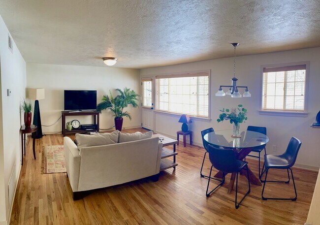 Building Photo - 321 Village Ln