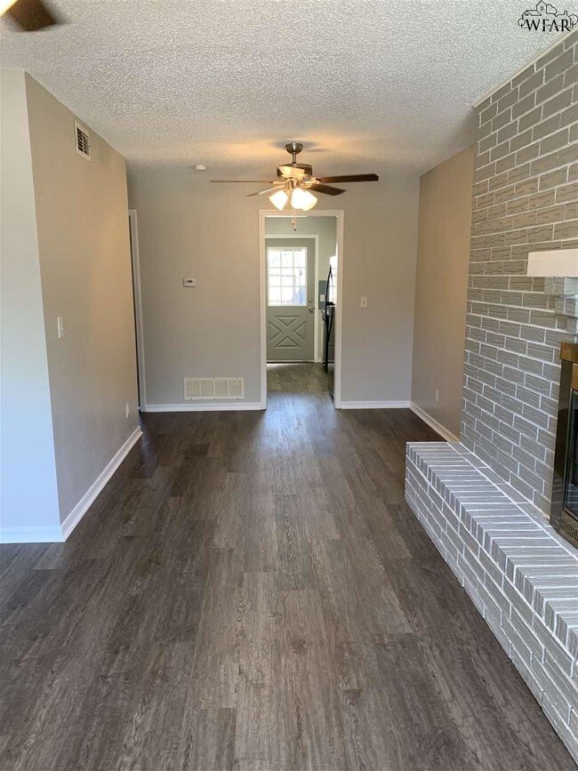 Foto del edificio - 2944 Gossett Dr