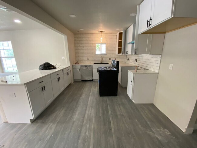Kitchen - 806 S Mittman St