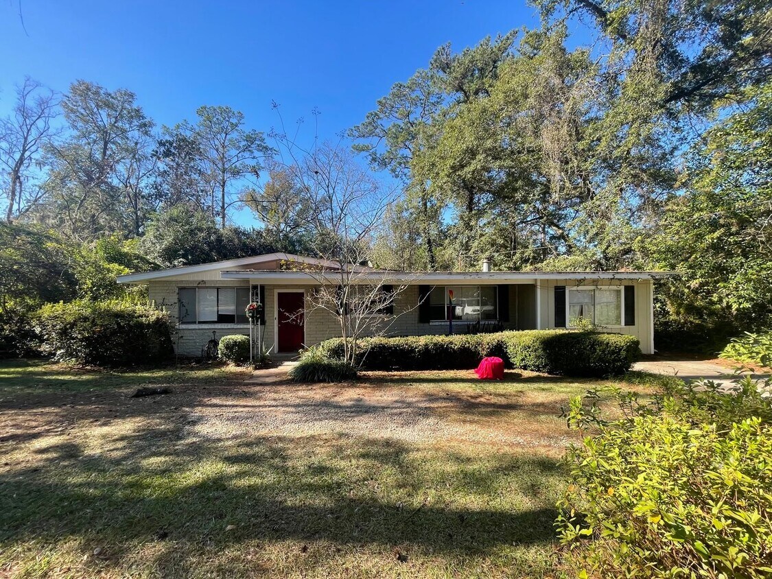 Primary Photo - AVAILABLE AUGUST 2024 - 1116 Pinecrest Dr