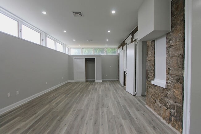 Building Photo - 5925-31 Devon Pl