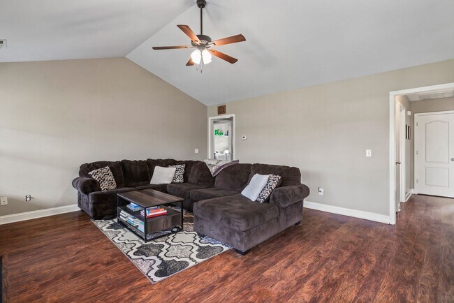 Foto del edificio - Open Floor Plan with Covered Patio & Fire Pit