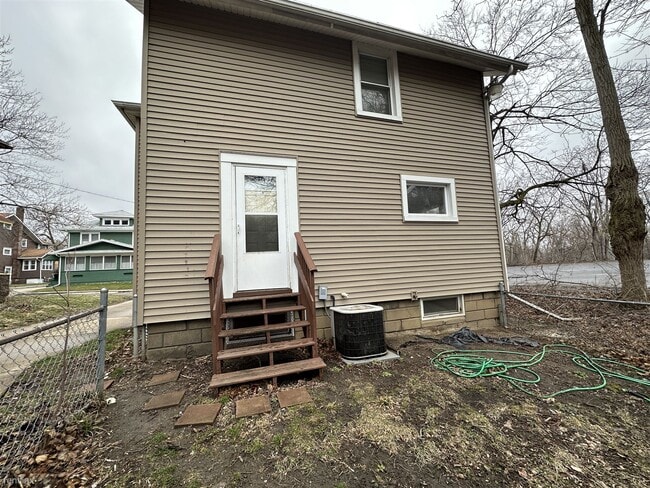 Building Photo - 3 br, 1 bath House - 407 Demay Ct
