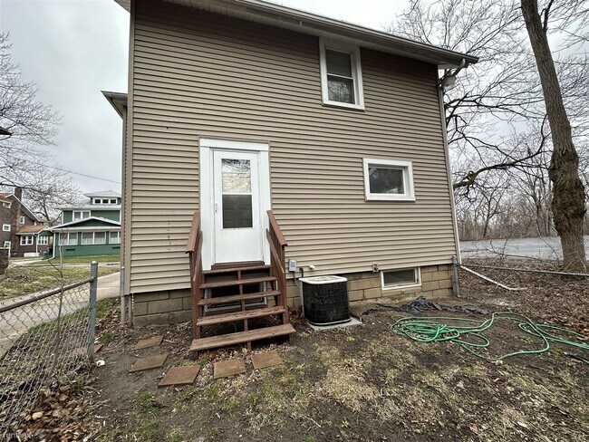 Foto del edificio - 3 br, 1 bath House - 407 Demay Ct