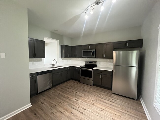 Building Photo - 3-Bedroom Townhome