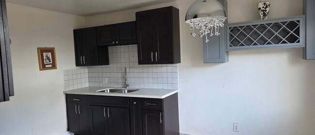 Foto del edificio - 4133 Downing Ave