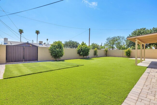Foto del edificio - Tempe 6-Bedroom Home Featuring Large Turf Yard & Ideal Location