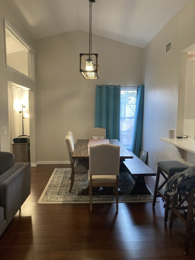 Building Photo - 3/2 Remodeled Duplex in Suntree