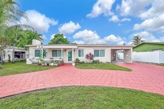 Building Photo - 6840 SW 26th Ct