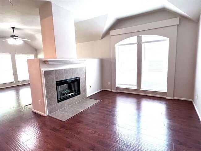 Building Photo - 12819 Canyon Echo Dr