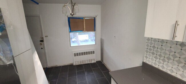 (Windows has been repaired) - 2641 Batchelder St