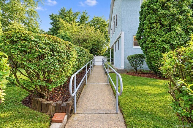 Foto del edificio - 108 Hempstead Ave