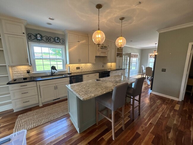 Building Photo - FOR LEASE- 4 BEDROOM FURNISHED HOME IN MT....