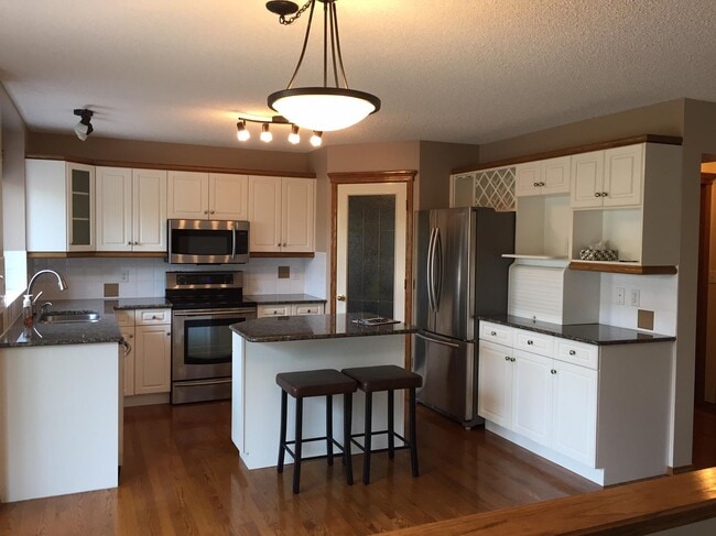 Building Photo - 4 Bed 4 Bath Unit in Sherwood Park, AB