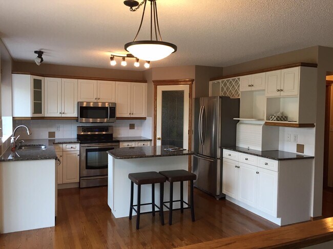 Photo du bâtiment - 4 Bed 4 Bath Unit in Sherwood Park, AB