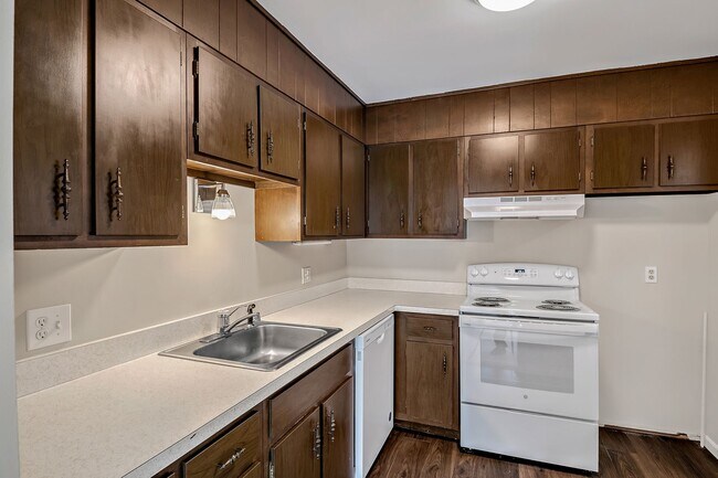Building Photo - 1 Bedroom 1 Bath 3rd floor apartment in Ca...