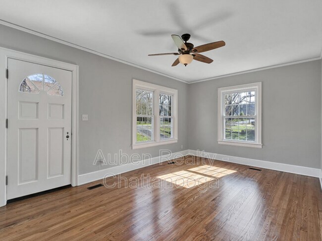 Building Photo - 118 Pinehurst Ave