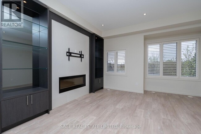 Building Photo - 222 Vellwood Common