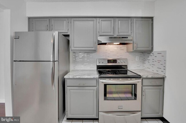 Building Photo - 8613 Tamarron Dr