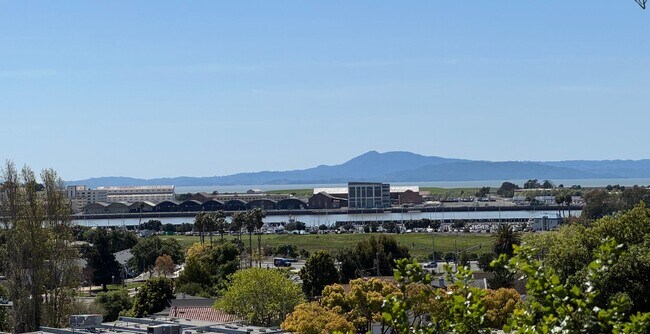 Foto del edificio - Welcome to this newly renovated gem locate...