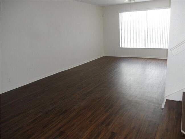 Building Photo - 2230 Oakmont Dr