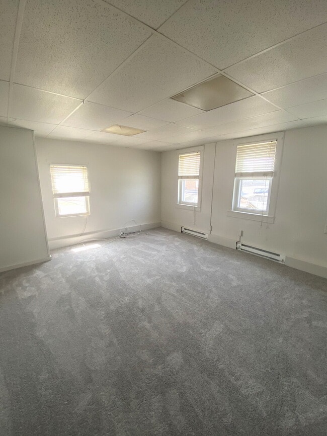 Building Photo - COMING SOON! Top Floor Apartment in Downto...
