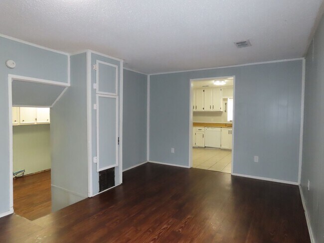 Foto del edificio - Country Living-Water Included! 2 Bedroom Home