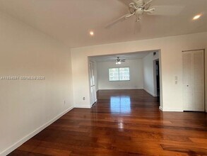 Building Photo - 7207 Bay Dr